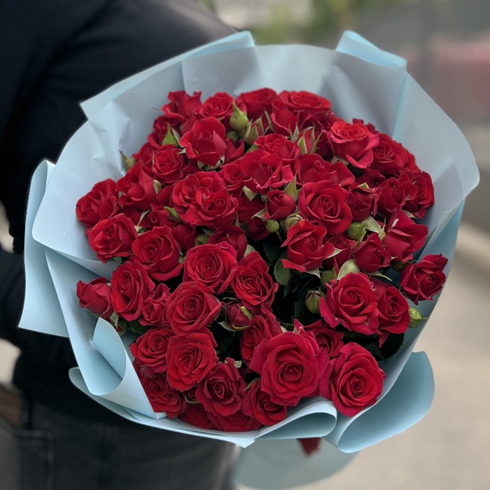 19 кустовых роз Велвет Блоссом 40 см