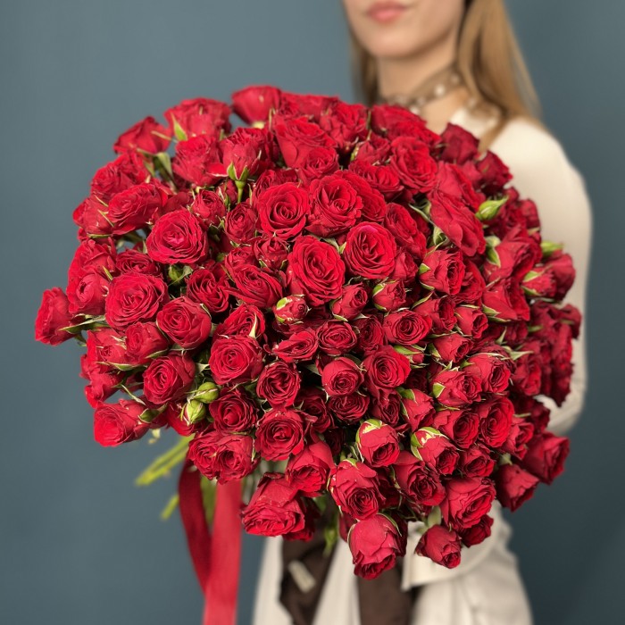 51 кустовая красная роза Велвет Блоссом 40 см