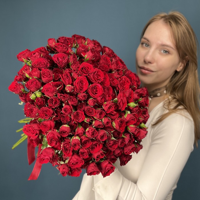 51 кустовая красная роза Велвет Блоссом 40 см