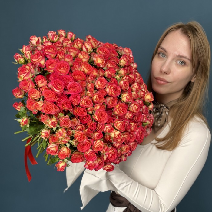 51 яркая кустовая роза Саммер Дэнс 50 см