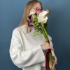 Букет белых и фиолетовых калл