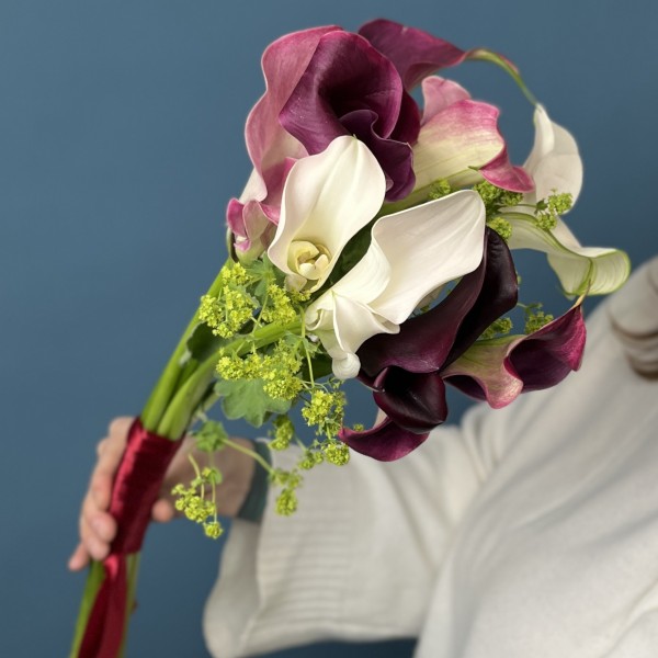 Букет белых и фиолетовых калл