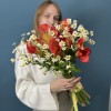 Букет желто-оранжевых калл с ромашкой