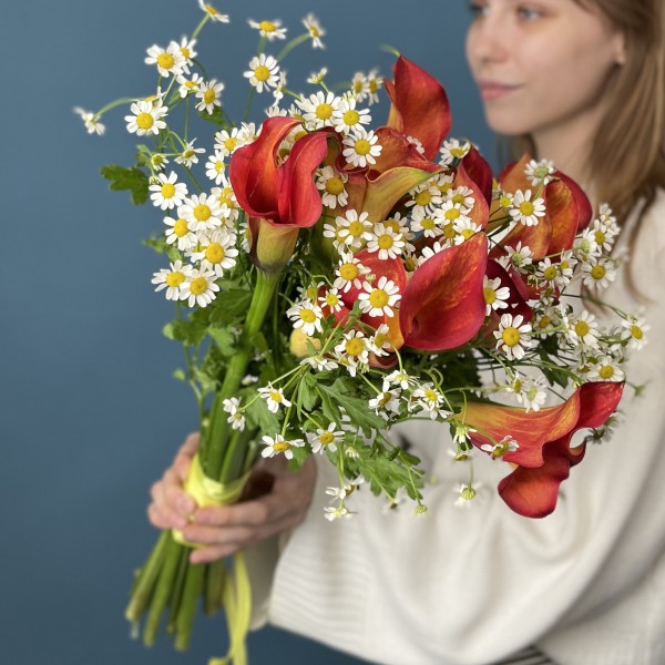 Букет желто-оранжевых калл с ромашкой