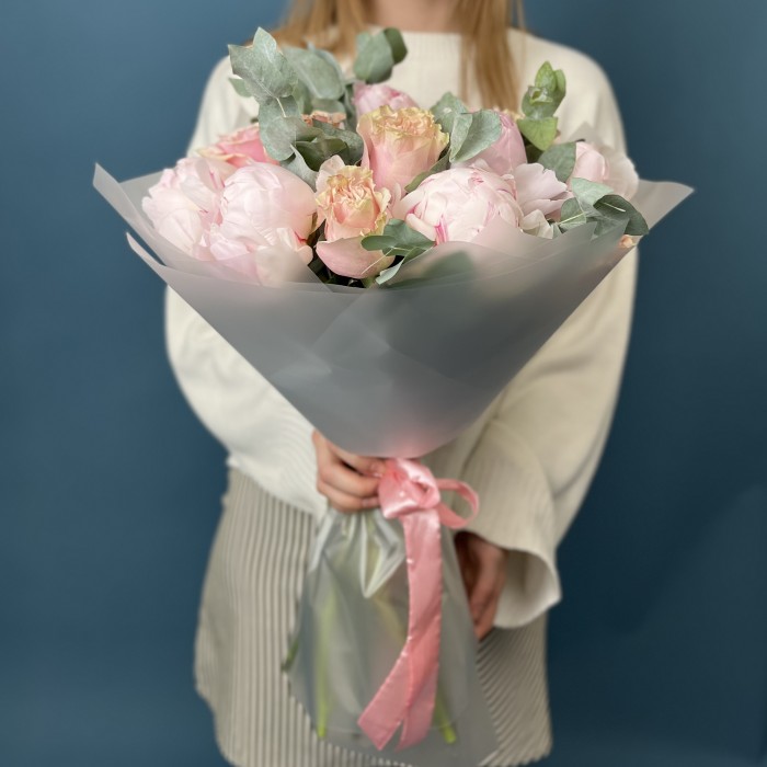 Нежные пионы Ангел чикс с розовыми розами