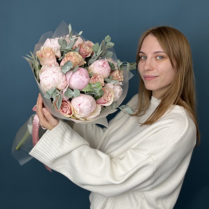 Нежные пионы Ангел чикс с розовыми розами