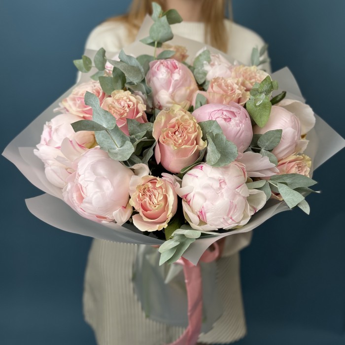 Нежные пионы Ангел чикс с розовыми розами