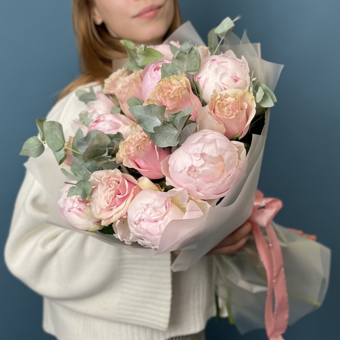 Нежные пионы Ангел чикс с розовыми розами