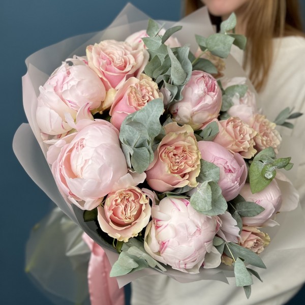 Нежные пионы Ангел чикс с розовыми розами