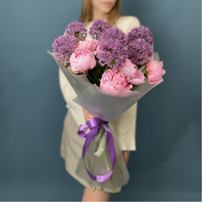 10 пионов Сара Бернар с пушистым  аллиумом