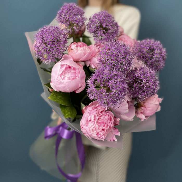 10 пионов Сара Бернар с пушистым  аллиумом