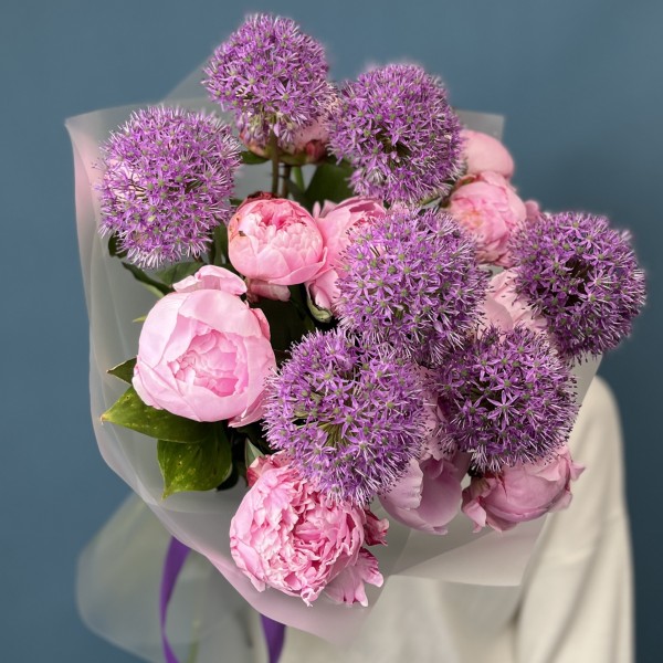 10 пионов Сара Бернар с пушистым  аллиумом