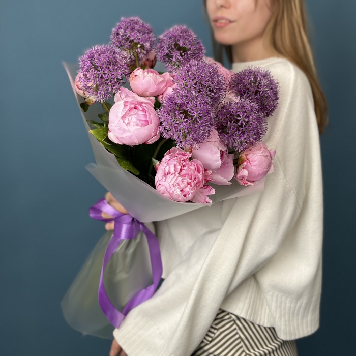 10 пионов Сара Бернар с пушистым  аллиумом