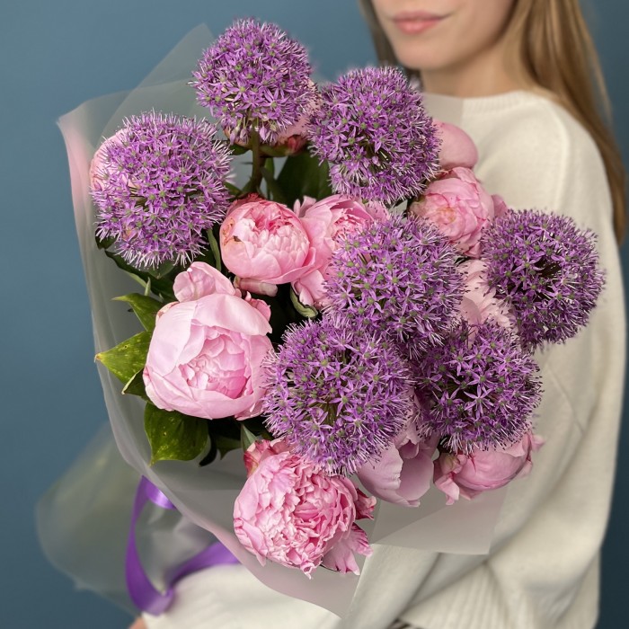 10 пионов Сара Бернар с пушистым  аллиумом