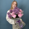 10 пионов Сара Бернар с пушистым  аллиумом