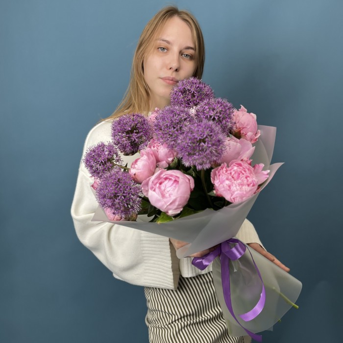 10 пионов Сара Бернар с пушистым  аллиумом