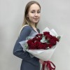 15 красных пионовидных роз Хартс с эвкалиптом