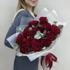 15 красных пионовидных роз Хартс с эвкалиптом