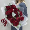 15 красных пионовидных роз Хартс с эвкалиптом