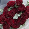 15 красных пионовидных роз Хартс с эвкалиптом
