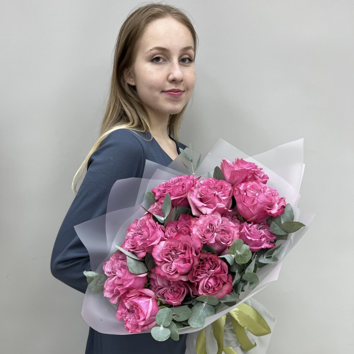 15 пионовидных роз Кантри блюз с эвкалиптом