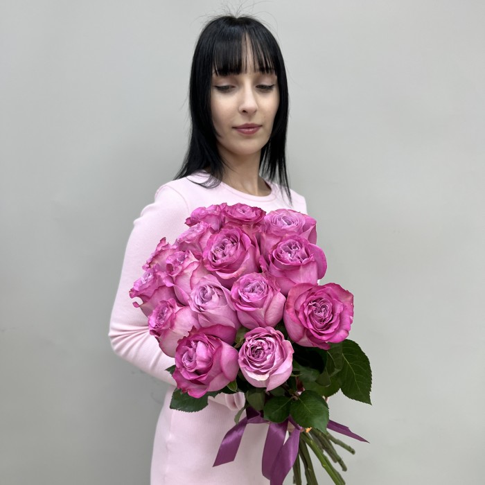 15 сиреневых роз Куинс Краун 60 см
