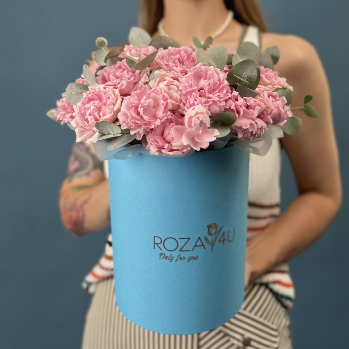 7 кустовых пионовидных роз Кэнди Флоу в коробке