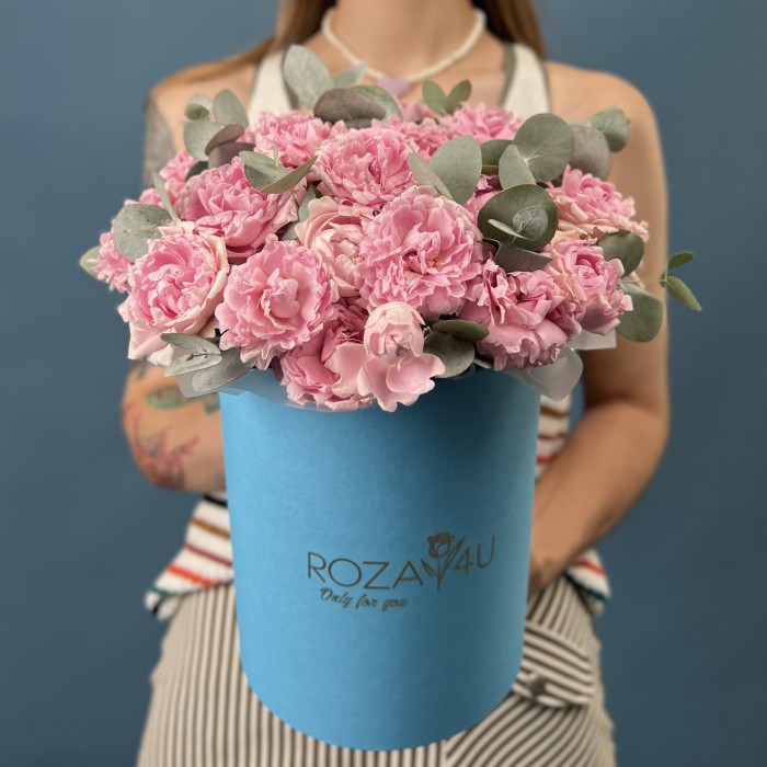 7 кустовых пионовидных роз Кэнди Флоу в коробке