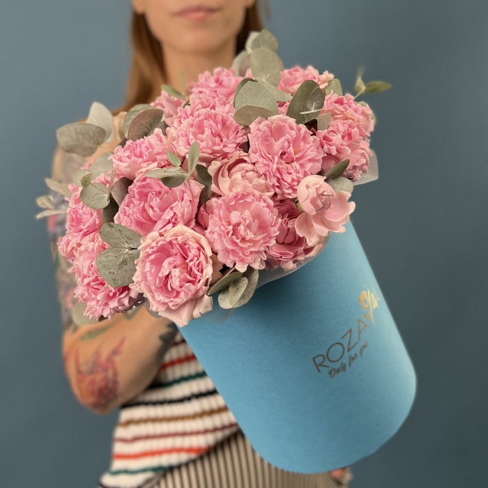 7 кустовых пионовидных роз Кэнди Флоу в коробке