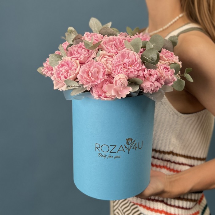 7 кустовых пионовидных роз Кэнди Флоу в коробке