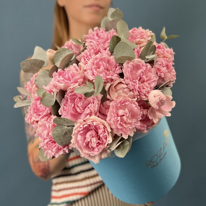 7 кустовых пионовидных роз Кэнди Флоу в коробке