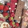 Большой набор шоколада с ягодами