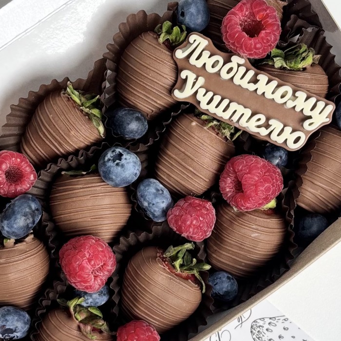 Клубника в шоколаде классика 12 шт Учителю