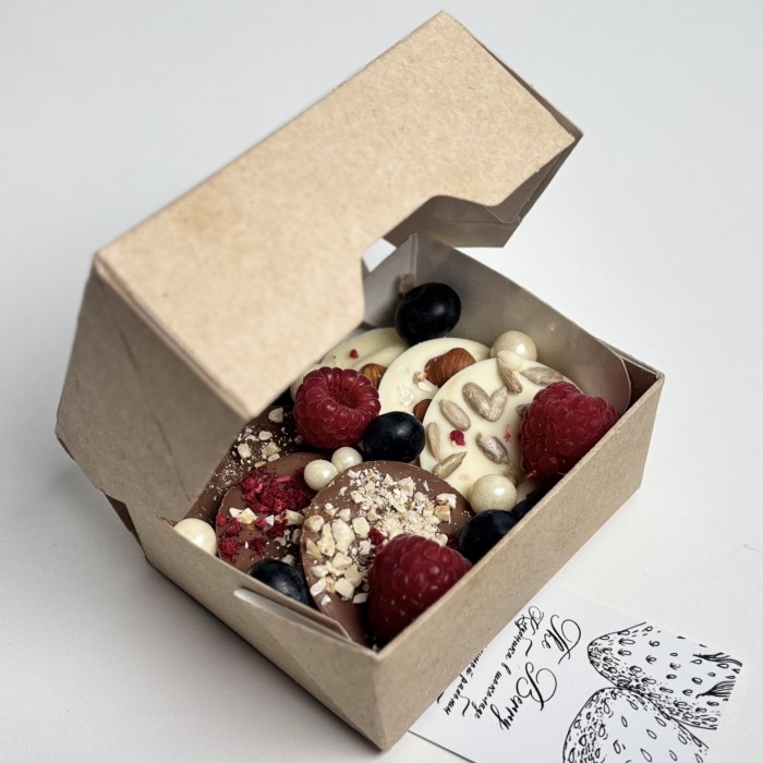 Набор шоколада с ягодами мини