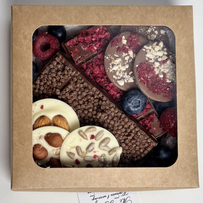 Подарочный набор шококлада с ягодами