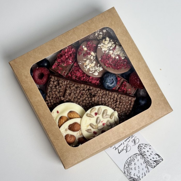 Подарочный набор шококлада с ягодами