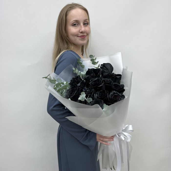 15 черных роз 60 см с эвкалиптом