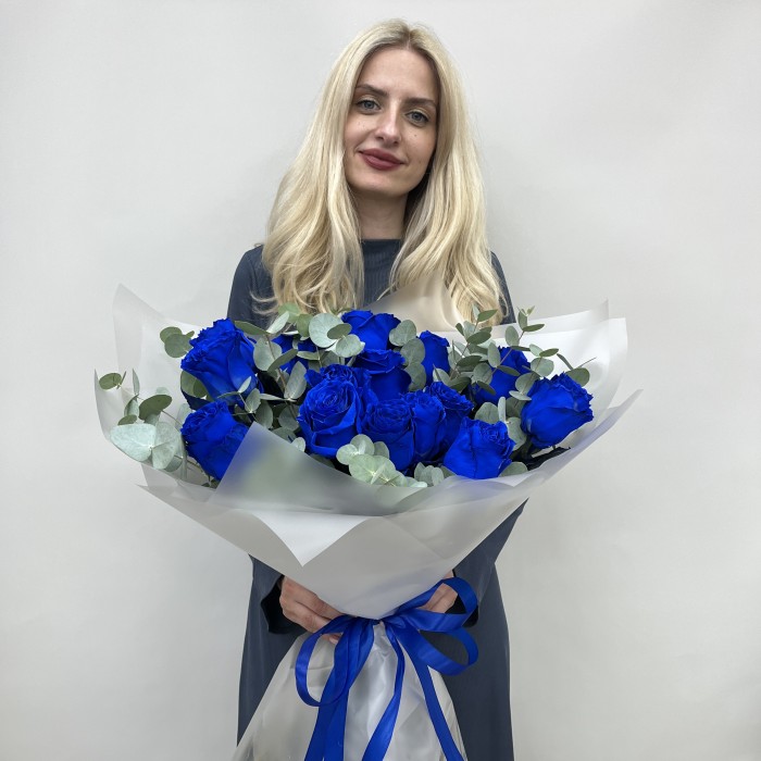 17 синих роз 60 см с эвкалиптом