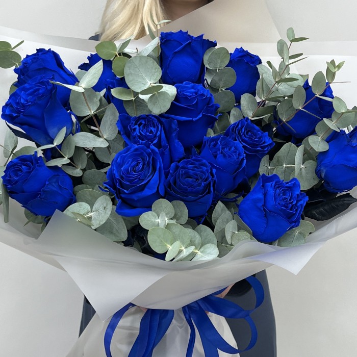 17 синих роз 60 см с эвкалиптом