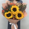 3 подсолнуха с кустовой розой и пшеницей