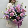 11 розовых георгин с дельфиниумом