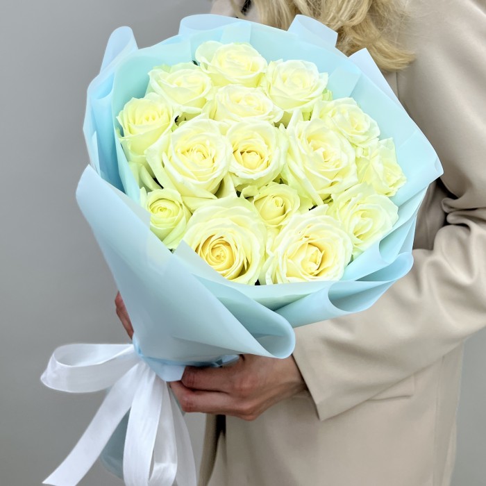 15 белых роз Аваланш 50 см