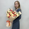 Букет из персиковых и ярких роз