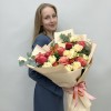 Букет из персиковых и ярких роз
