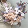 Интерьерная композиция из сухоцветов в нежных оттенках