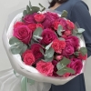 17 ярких роз с эвкалиптом
