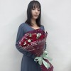 17 красных роз Наоми 50 см с эвкалиптом