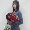 21 красная роза Наоми 50 см с эвкалиптом