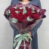 31 красная роза Наоми 50 см с эвкалиптом