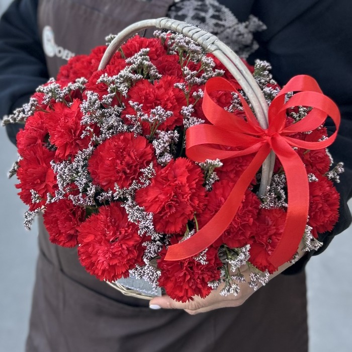 29 красных гвоздик в корзине
